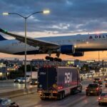 Avion Heurte Camion et Lampadaire à Newark : Incident Spectaculaire à l&rsquo;Atterrissage