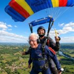 Centenaire de 100 Ans : Son Saut en Parachute Époustouflant