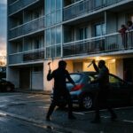 Conflit de Voisinage Explosif : Attaque au Marteau Devant les Enfants