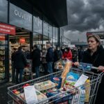 Consommation en France : Vers une crise prolongée selon les experts