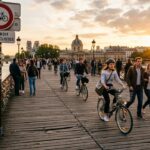 Cyclistes sur le Pont des Arts :Crafting the blog article content Pourquoi l&rsquo;Interdiction est Ignorée à Paris
