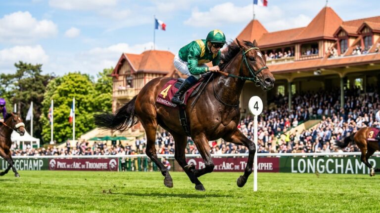 Daryz Triomphe Dans Le Prix Aga Khan IV À Longchamp