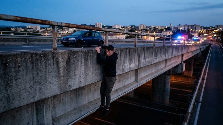 Fuite Dramatique À Nîmes : Suspendu Dans Le Vide Pour Échapper À La Police