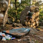 Grimpeurs et Forêt de Fontainebleau : Les Traces Invisibles qui Menacent l&rsquo;Équilibre
