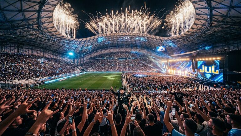 Jul au Stade de France : Record Historique de 100 000 Fans pour un Show Inoubliable