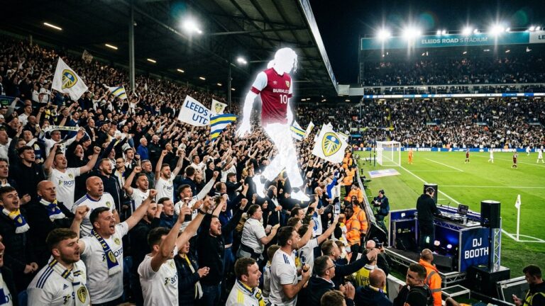 Leeds Chambrent Michael Jackson avec Smooth Criminal : Un Classique du Foot Anglais