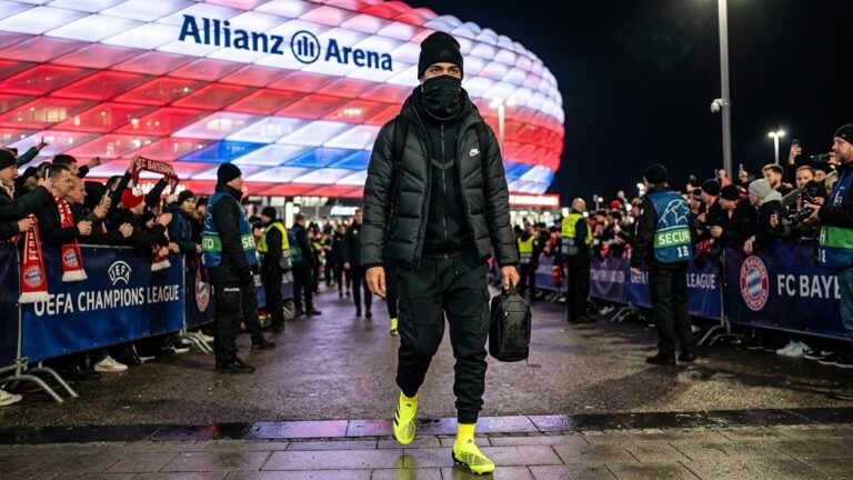 Michael Olise et son look masqué surprenant avant Bayern-PSG
