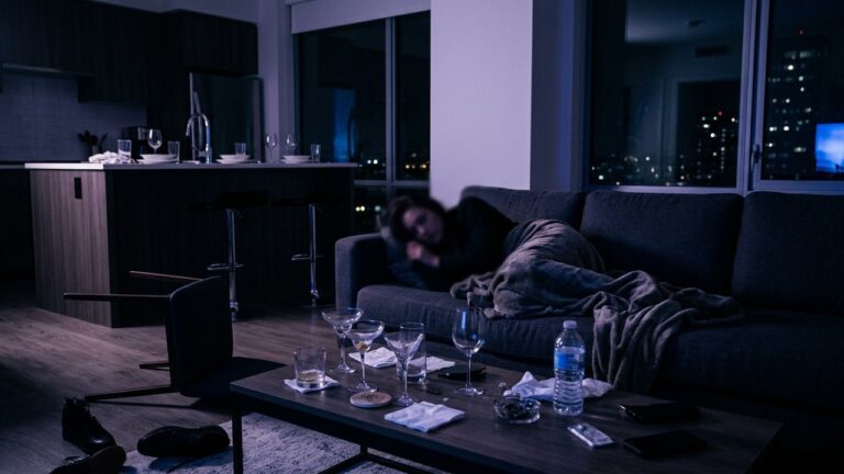 Mort D&rsquo;Un Écrivain En Soirée Chemsex : Trois Hommes Relaxés