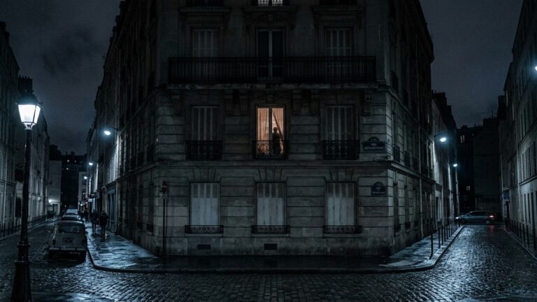 Paris : Homme Tué dans un Appartement du XXe, le Couple en Garde à Vue