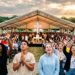 Pentecôte à Jambville : 14 000 Jeunes Catholiques Vibrent Ensemble