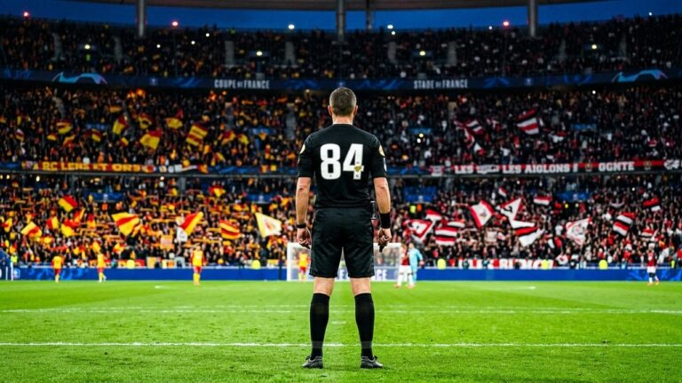 Pourquoi l&rsquo;Arbitre de la Finale Lens-Nice Porte le Numéro 84