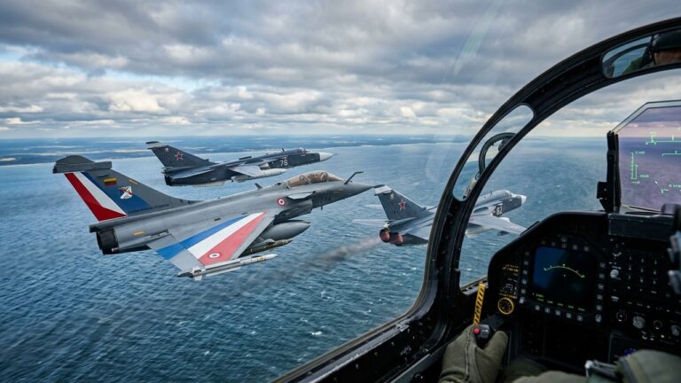 Rafale Français Interceptent Avions Russes Su-24 dans l&rsquo;Espace Balte
