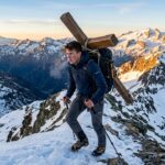 Un Jeune Occitan Porte une Croix Jusqu&rsquo;au Plus Haut Sommet des Pyrénées