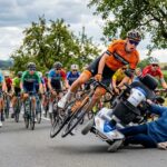 Accident Insolite en Course Junior : Déambulateur Provoque le Chaos