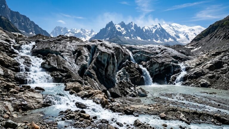 Canicule et Fonte des Glaciers : Alerte Majeure en Montagne