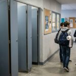 Collégiens Privés de Papier Toilette : Une Sanction Collective Inacceptable ?