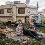 Crise du Logement Social : Une Mère et Ses Filles Vivant Dans une Caravane