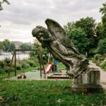 Drame à Fontaine-le-Port : Fillette de 5 Ans Tuée par Chute de Statue