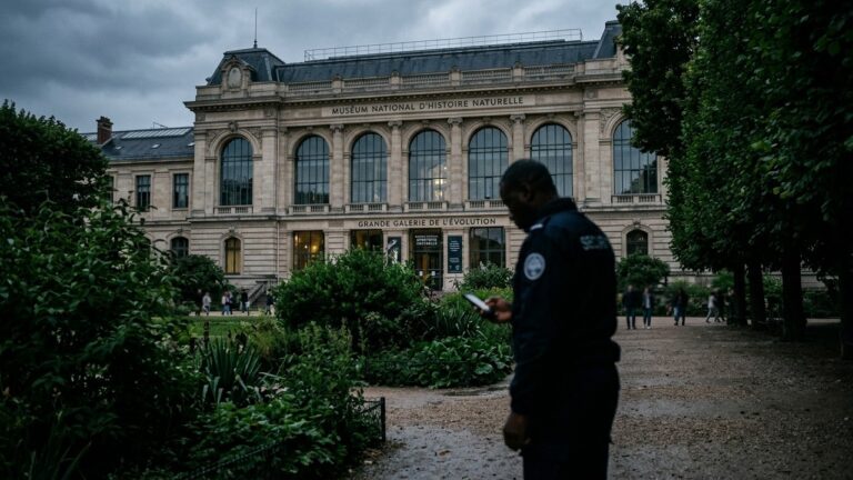 Gardien du Muséum de Paris en Garde à Vue pour Photos Indiscrètes