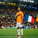 Guéla Doué : Le Geste Émouvant des Deux Hymnes Face à la France