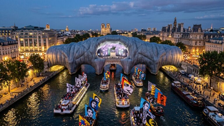 JR Habille la Seine : 200 Bateaux Célèbrent la Caverne du Pont-Neuf