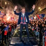 Karl Olive sur un Capot de Voiture : Un Député et l&rsquo;Esprit de Fête