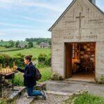 L&rsquo;Église Normande Où Un Cierge Aide à Passer Son Bac