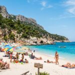 Parasols Interdits sur Plage Italienne : Faut-il Louer un Enfant ?