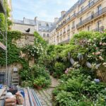 Paris : Une Cour Transformée en Paradis pour Oiseaux Menacée par un Chantier
