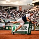 Polémique Roland-Garros : Panneaux Publicitaires Dangereux pour les Joueurs
