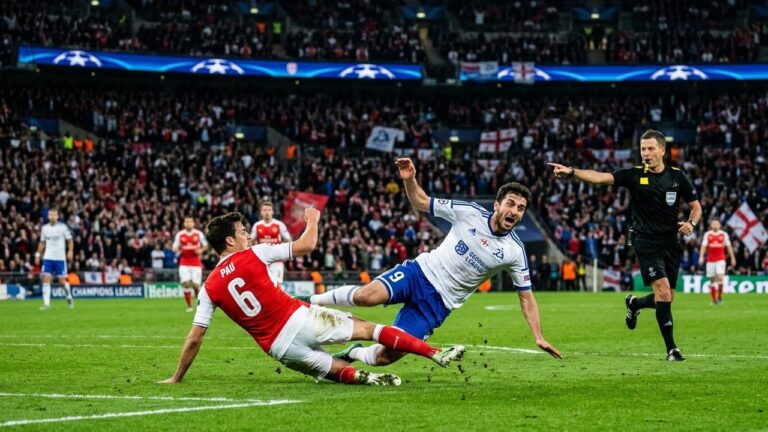 PSG Arsenal : Mosquera Méritait-Il un Deuxième Jaune sur Kvaratskhelia ?