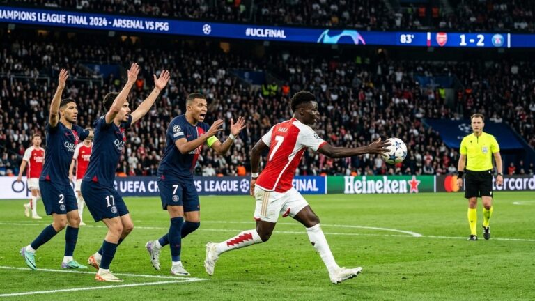 PSG Arsenal : Pourquoi l&rsquo;Arbitre n&rsquo;a Pas Sifflé le Penalty sur la Main de Saka