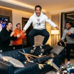 Tyler Adams et l&rsquo;Équipe US Détruisent un Canapé pour la Victoire des Knicks en Finale NBA